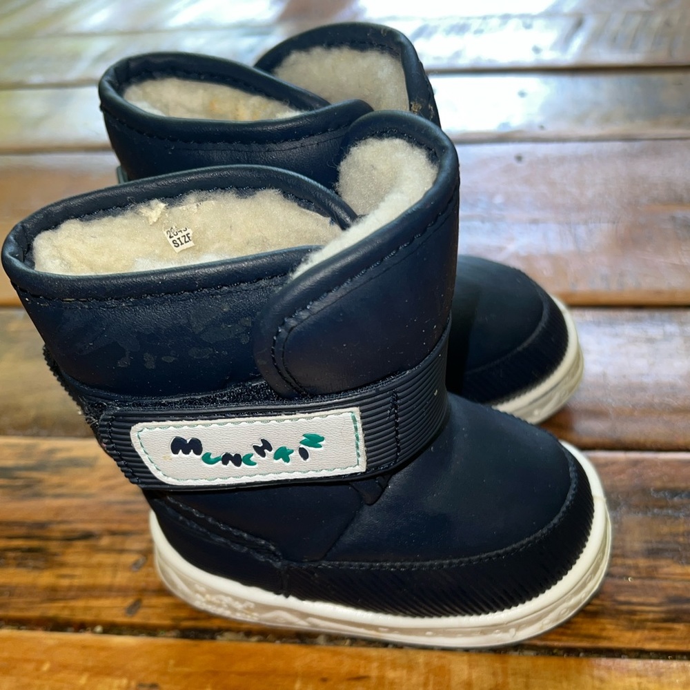 Munchkin toddler boys size 5 snow boots
